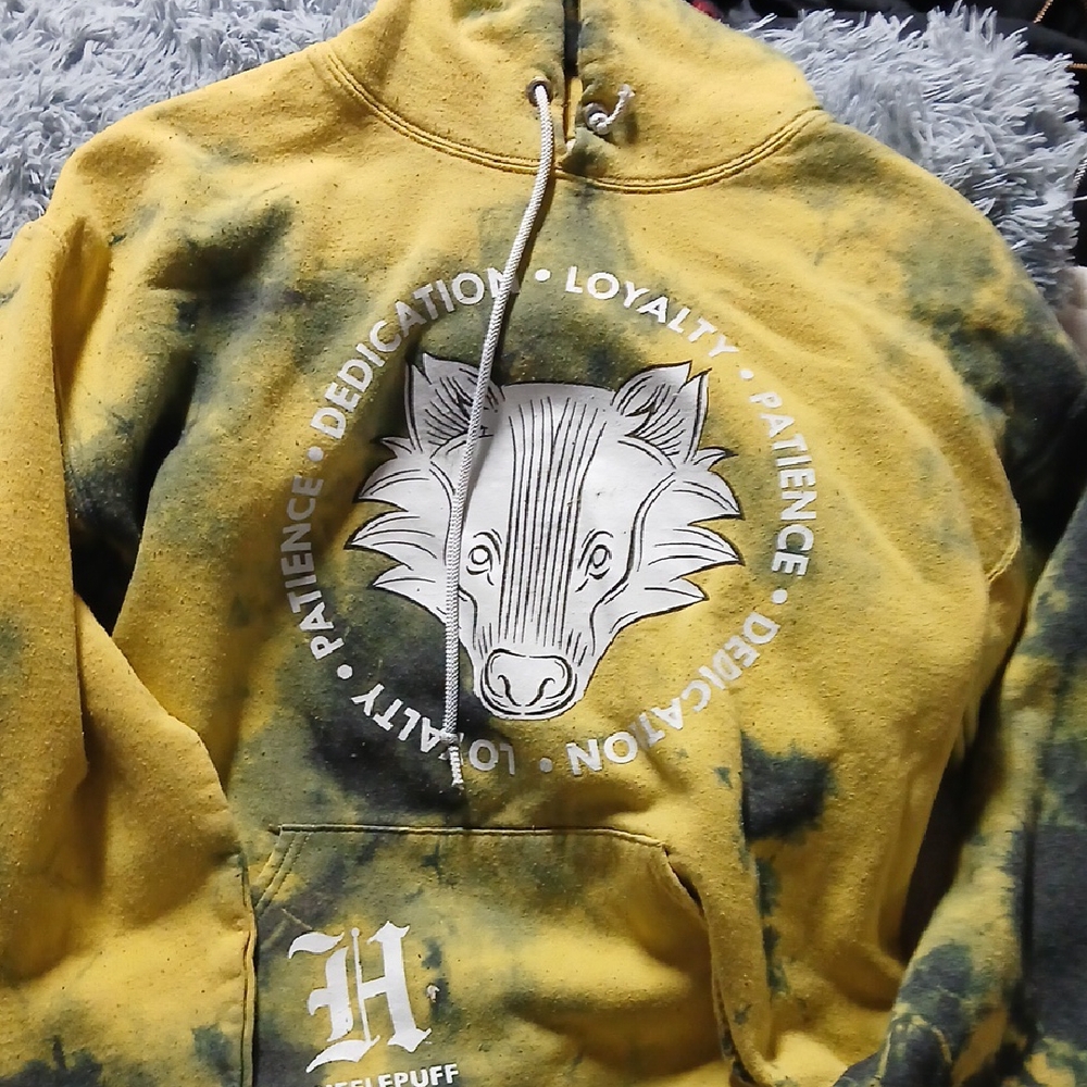 Warner Bros. Yellow and Black Hufflepuff Men's Sweater